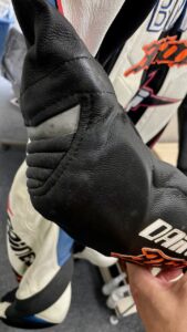 クリーニング前:Dainese（ダイネーゼ） レーシングスーツ レザースーツのクリーニング