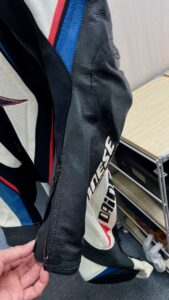 クリーニング前:Dainese（ダイネーゼ） レーシングスーツ レザースーツのクリーニング