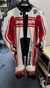 クリーニング前: Ducati（ドゥカティ）レーシングスーツのクリーニング