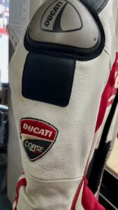 クリーニング前: Ducati（ドゥカティ）レーシングスーツのクリーニング