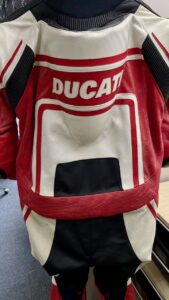 クリーニング前: Ducati（ドゥカティ）レーシングスーツのクリーニング