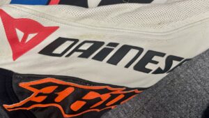 クリーニング前:Dainese（ダイネーゼ） レーシングスーツ レザースーツのクリーニング