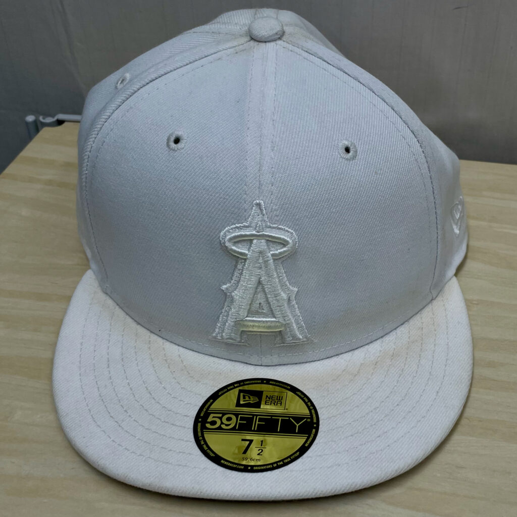 New Era(Angels 白)キャップのクリーニング事例 ビフォー