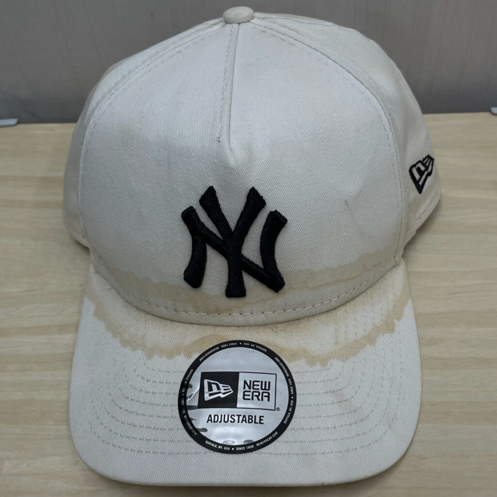 New Era(NY 白)キャップのクリーニング事例 ビフォー